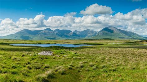 The Hills of Connemara - Uma Sinfonia de Saudade e Alegria Irlandesa